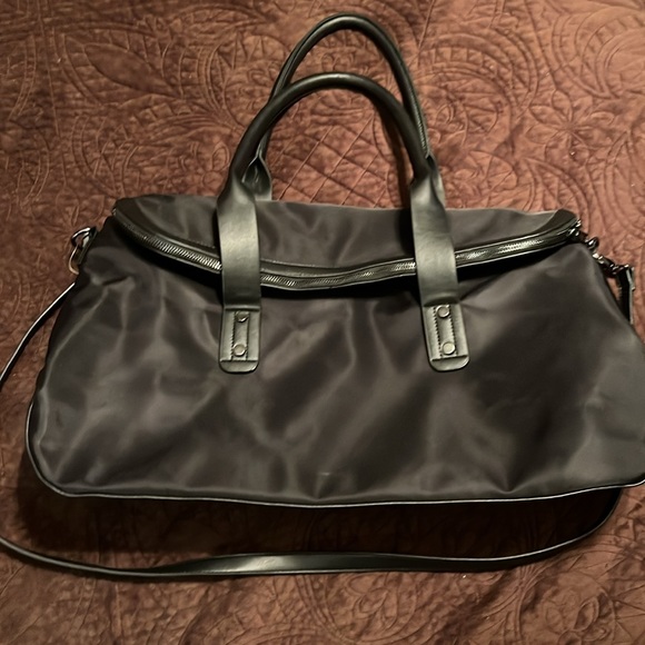 Fabletics The Grip Tote Duffel Gym/Travel Bag, Black, 20.5” x 11.5” x 6.5” - Picture 6 of 15